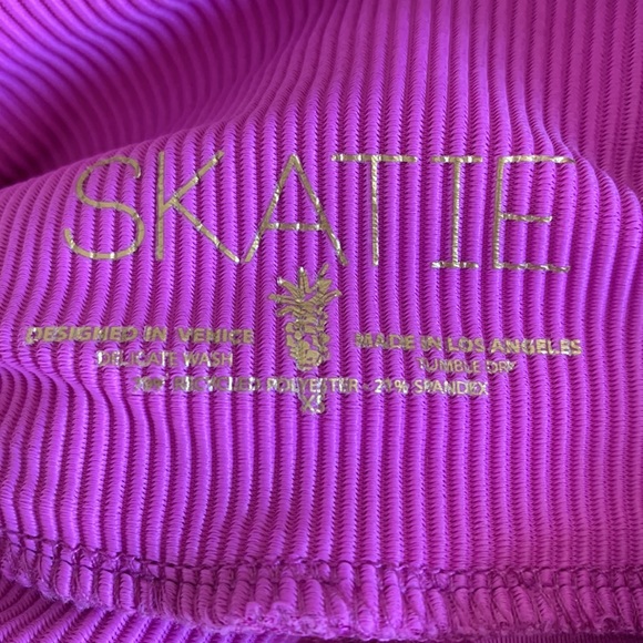 SKATIE | Fuschia Ribbed Legging, Size XS - Picture 5 of 6